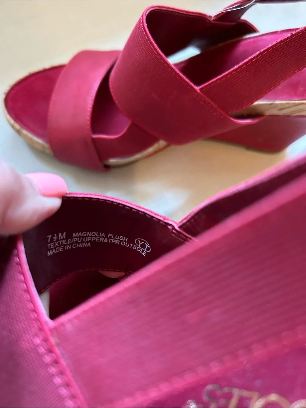 AEROSOLES vibrant red